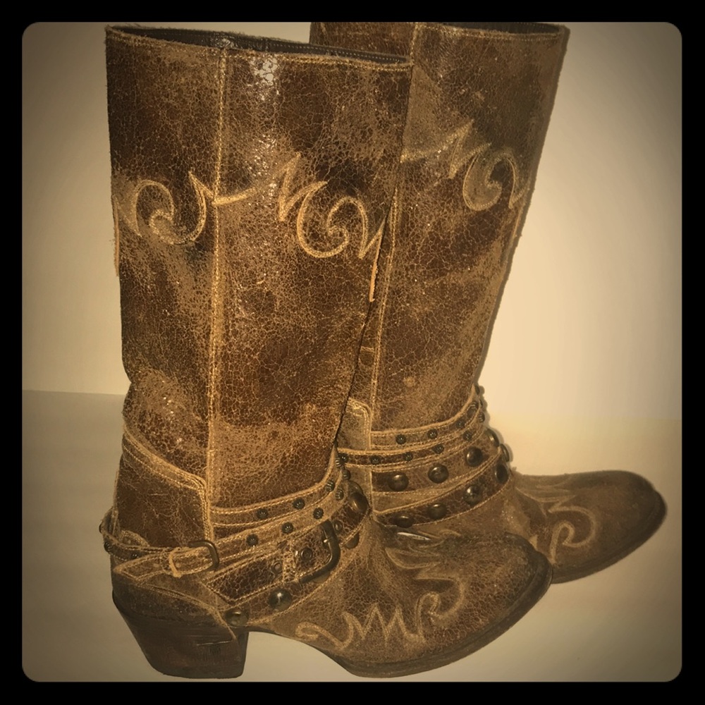 Women’s Lane cowgirl boots.